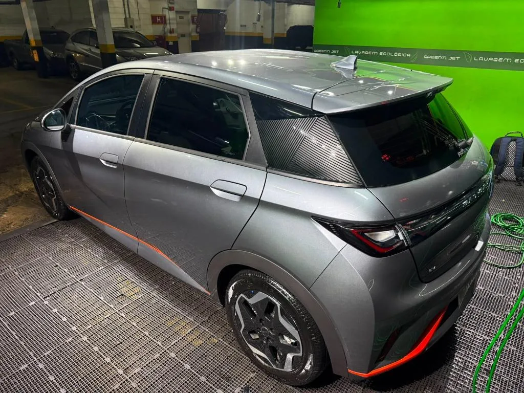 Aplicação de insulfilm automotivo premium nos vidros laterais e traseiros de BYD