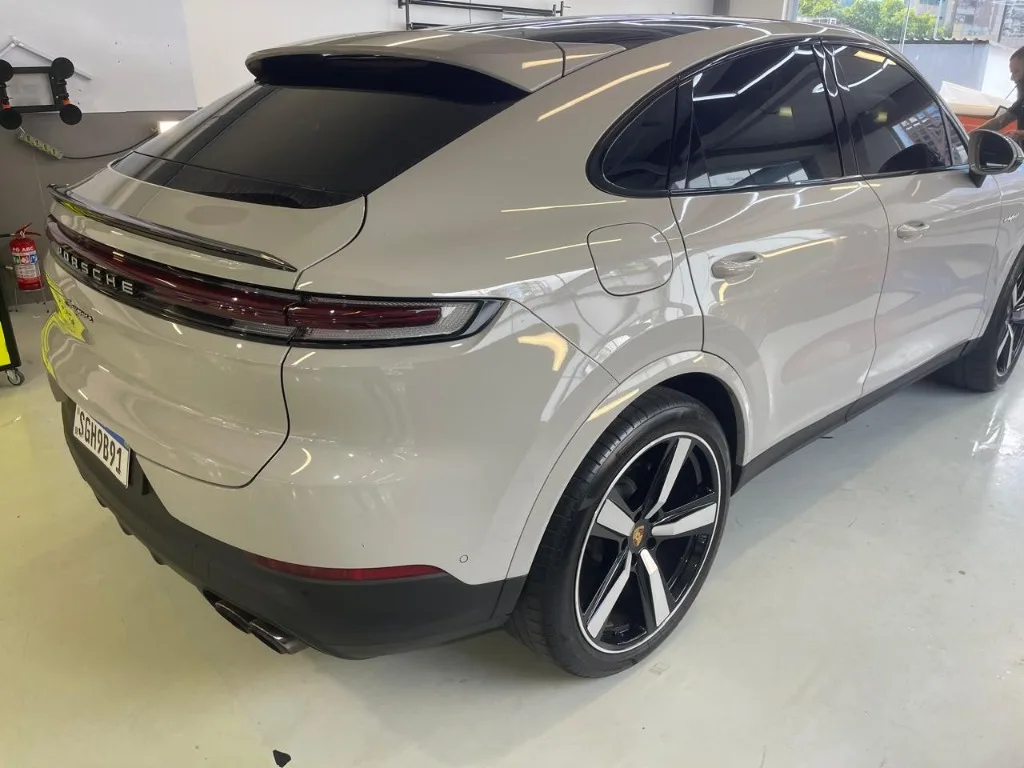 Porsche com aplicação de película nano cerâmica premium finalizada